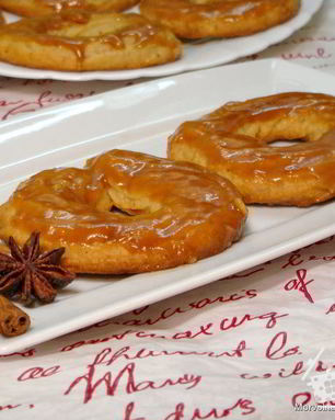 Яблочные пончики с карамелью