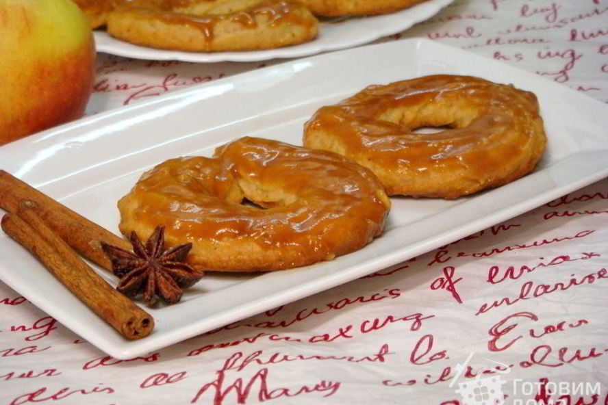 Рецепт яблочных пончиков с карамелью