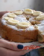 Шарлотка с бананами и вишней