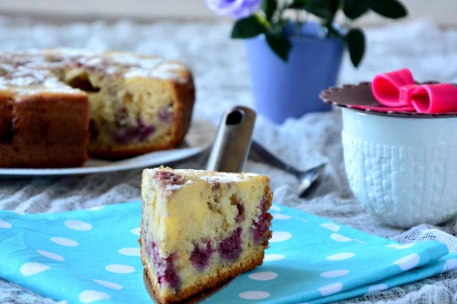 Рецепт шарлотки с малиной из мультиварки