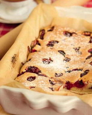 Шарлотка с вишней в мультиварке