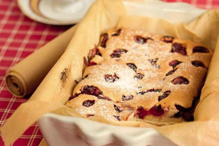 Рецепт шарлотки с вишней в мультиварке