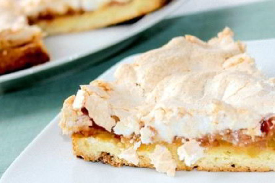 Рецепт шарлотки с яблоками и безе