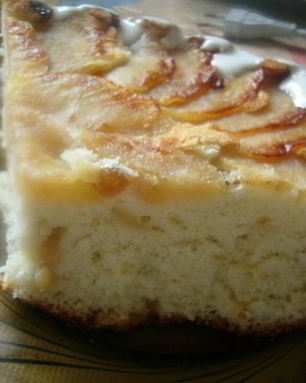 Шарлотка с яблоками и изюмом