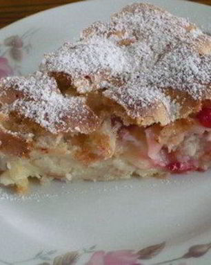 Шарлотка с яблоками и клюквой в духовке