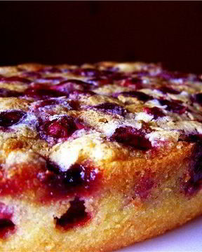 Шарлотка с замороженной вишней