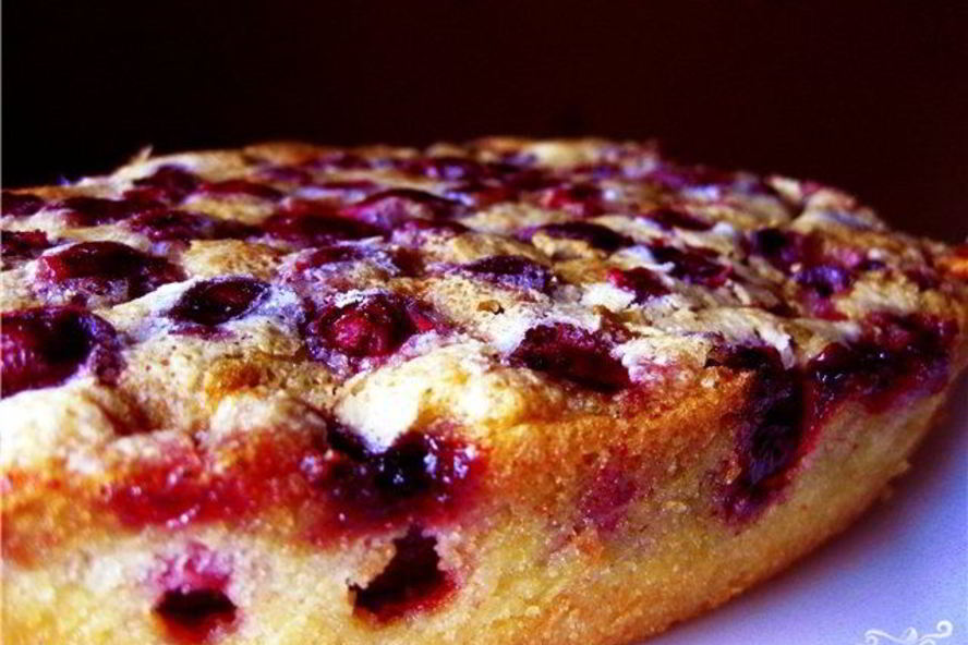 Рецепт шарлотки с замороженной вишней