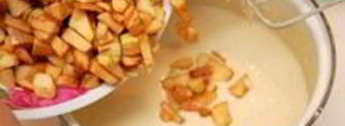 шарлотка с замороженными яблоками. Шаг 5