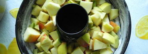 шоколадная шарлотка с яблоками и пьяной вишней. Шаг 5