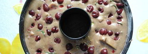 шоколадная шарлотка с яблоками и пьяной вишней. Шаг 6