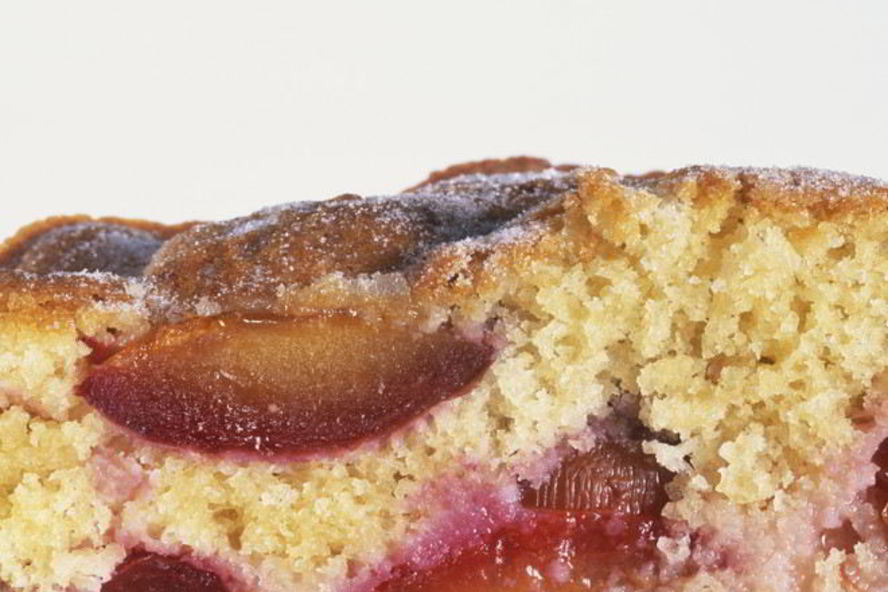 Рецепт вкусной шарлотки со сливами