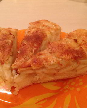 Воздушная шарлотка с корицей и яблоками