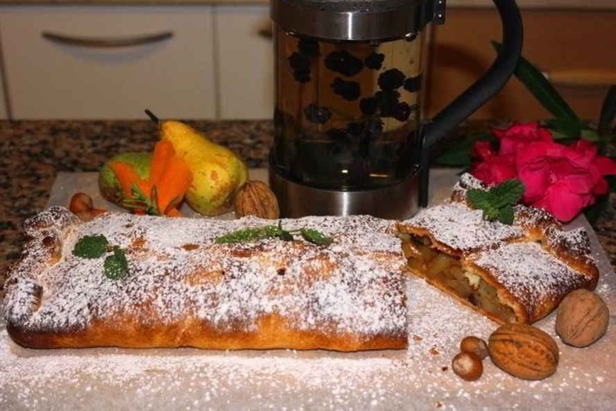 Рецепт штруделя с дикими грушами, морковью и корицей