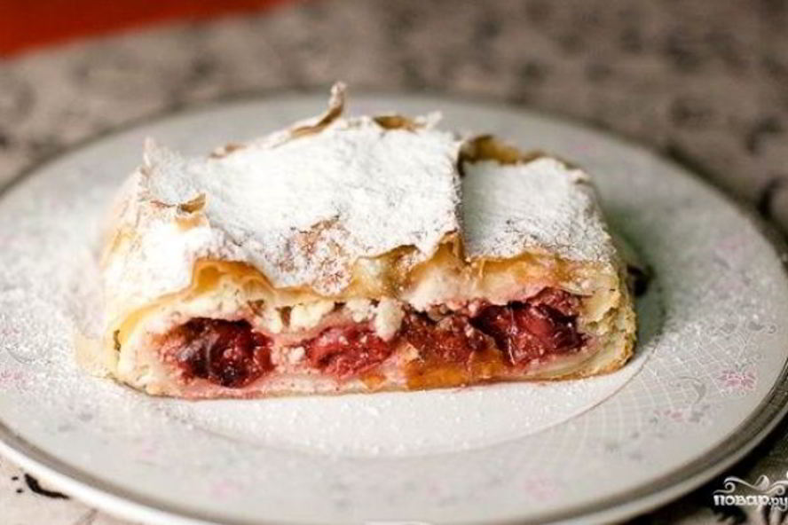 Рецепт штруделя с творогом и вишней