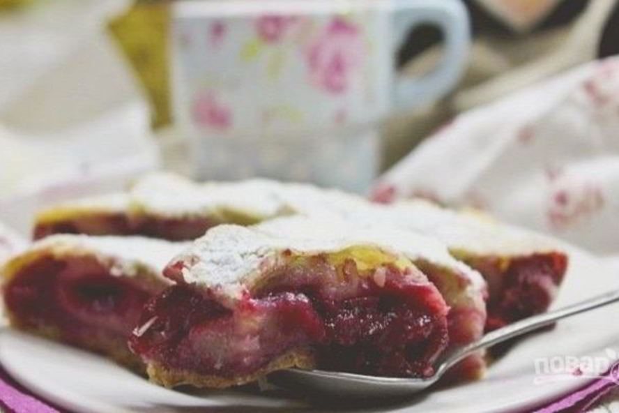 Рецепт штруделя с вишней из слоеного теста