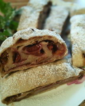 Сливово-имбирный штрудель