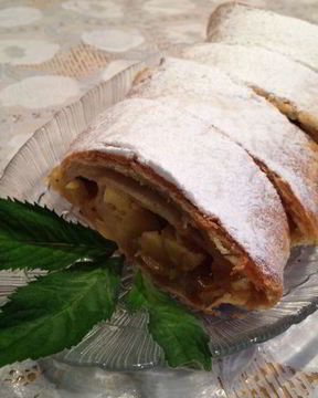 Слоеный штрудель с яблоками