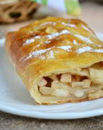 Яблочный штрудель из слоеного теста