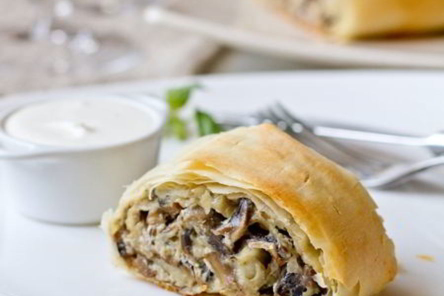 Рецепт закусочного штруделя с грибами и сыром