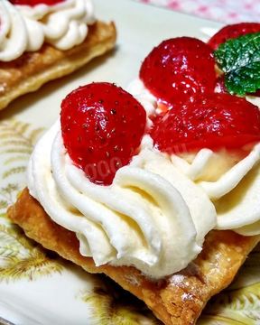 Слойки с клубникой и кремом