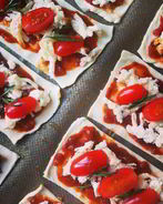 Слойки с козьим сыром, помидорами черри и розмарином