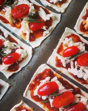 Слойки с козьим сыром, помидорами черри и розмарином