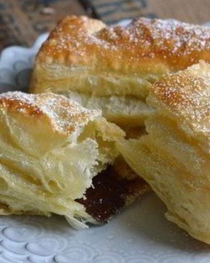 Слойки с шоколадом и сахарной пудрой