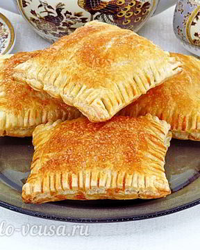 Слойки с вареной сгущенкой и орехами