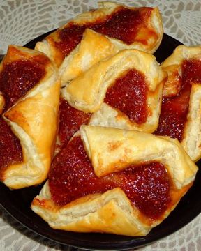 Слойки с вареньем из слоеного теста