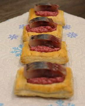 Слойки со свекольным песто и селедкой