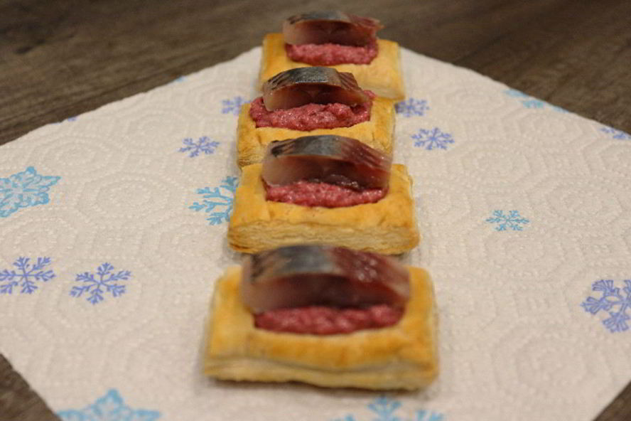 Рецепт слоек со свекольным песто и селедкой