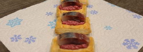 слойки со свекольным песто и селедкой. Шаг 8