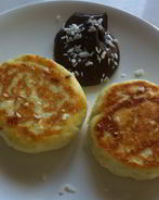 Печеные ванильные сырники с шоколадным соусом