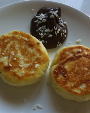 Печеные ванильные сырники с шоколадным соусом