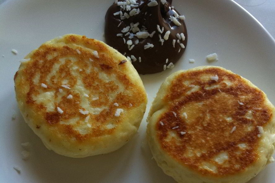 Рецепт печеных ванильных сырников с шоколадным соусом