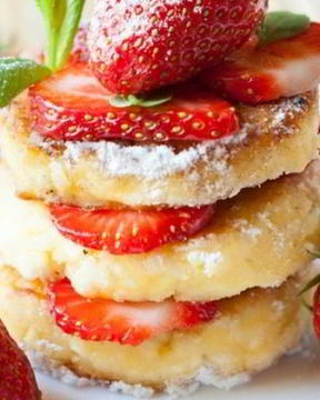 Сырники из творога с клубникой и сметанным соусом