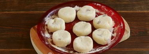 сырники из творожной массы с изюмом. Шаг 5