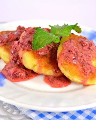 Сырники с овсяными хопьями и клубнично-сметанным соусом