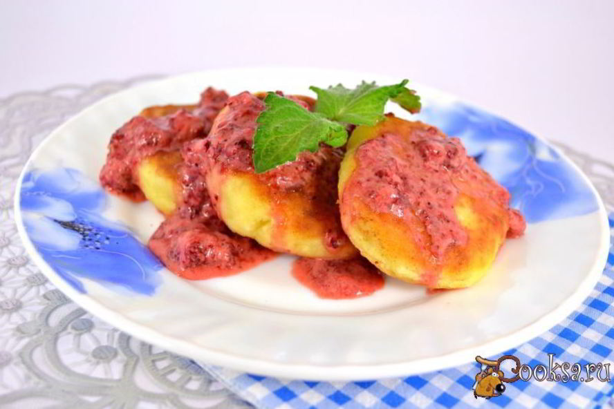 Рецепт сырников с овсяными хопьями и клубнично-сметанным соусом