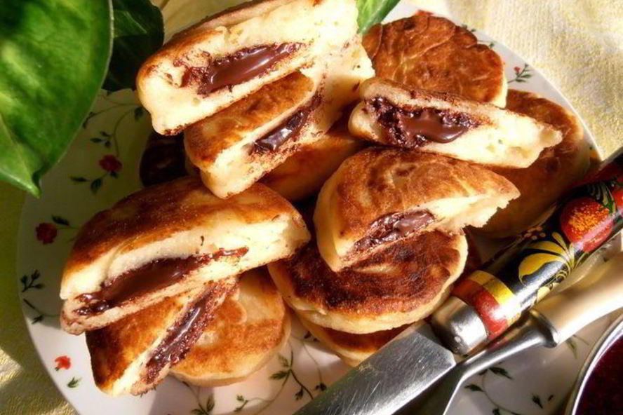 Рецепт сырников с шоколадным вулканчиком — праздничного завтрака