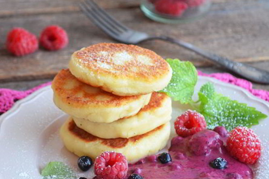 Рецепт сырников с ягодным кремом