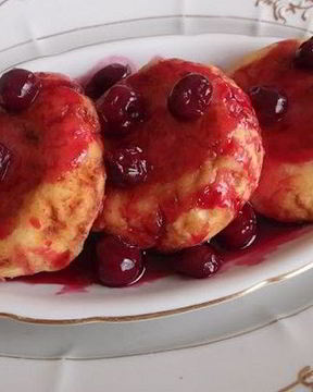 Творожные сырники с вишневым соусом