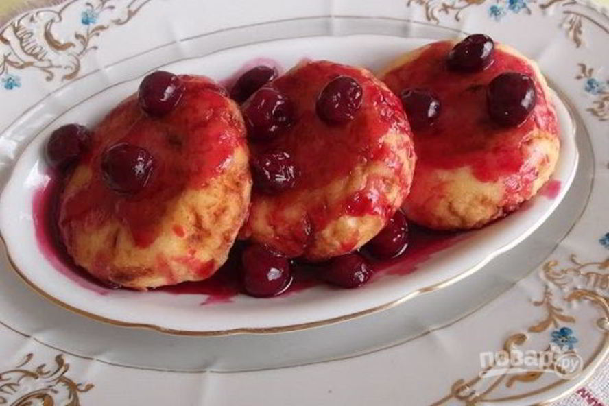Рецепт творожных сырников с вишневым соусом