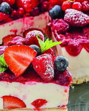 Бисквит со сливочным желе и ягодами