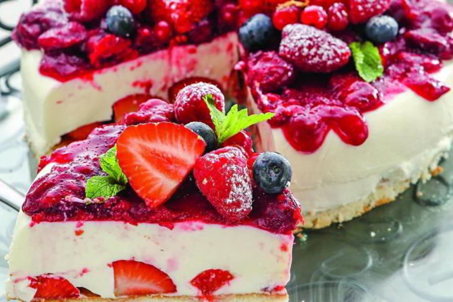 Рецепт бисквита со сливочным желе и ягодами