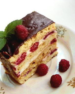 Медовик с малиной