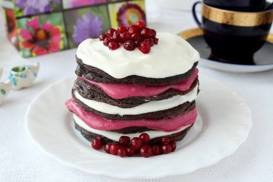 Рецепт мини-торта из черемуховых оладий с брусничным курдом