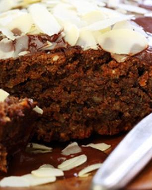 Шоколадный торт с миндалем