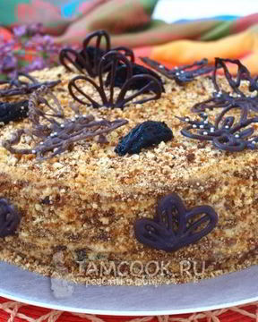 Торт Медовик с черносливом