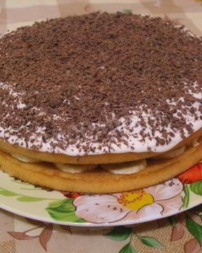 Торт с фруктами без выпечки на коржах